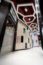 现代风格3000平米大超市电梯间设计图片