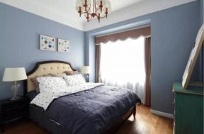 现代美式卧室蓝色背景墙装修图片