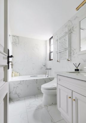 轻奢美式风格155平四居卫浴间背景墙装修效果图