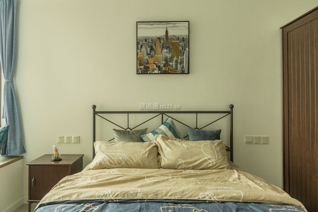 简约现代风格74平两居卧室铁艺床装修实景图