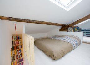 北欧风格不规则阁楼卧室装修设计效果图片