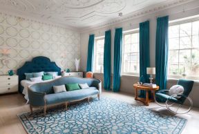 2020温馨卧室蓝色窗帘图片 卧室沙发效果图