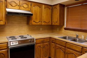 2023乡村美式风格厨房实木橱柜装修设计图片