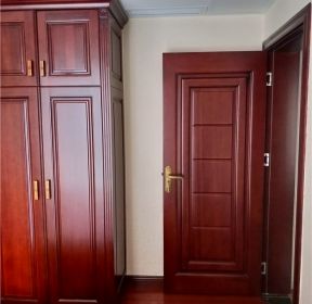 2021中式风格卧室红色实木门设计图片-每日推荐