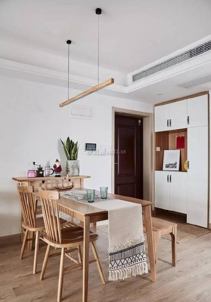 100平米二居室簡(jiǎn)約北歐實(shí)木餐廳家具設(shè)計(jì)圖片