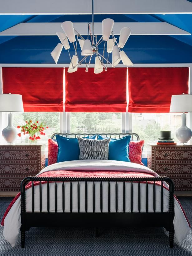 北欧风格卧室红色窗帘搭配设计图片