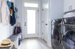 2023国外家庭洗衣房挂衣墙设计效果图片