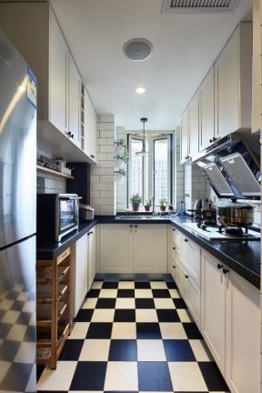  2020简约U型厨房装修效果图 黑白地砖装修效果图片