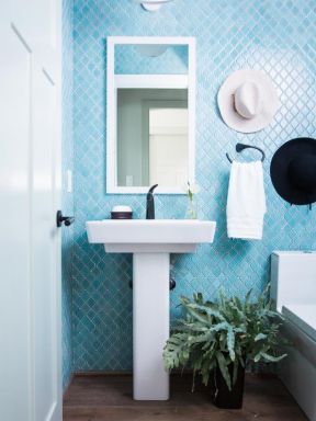 2023时尚家居卫生间蓝色墙砖设计效果图片