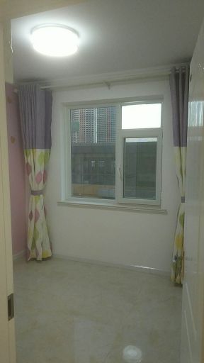 90平米现代简约二居室房间窗帘搭配图片