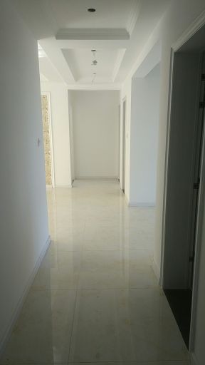 90平米现代简约二居室走廊装修图片