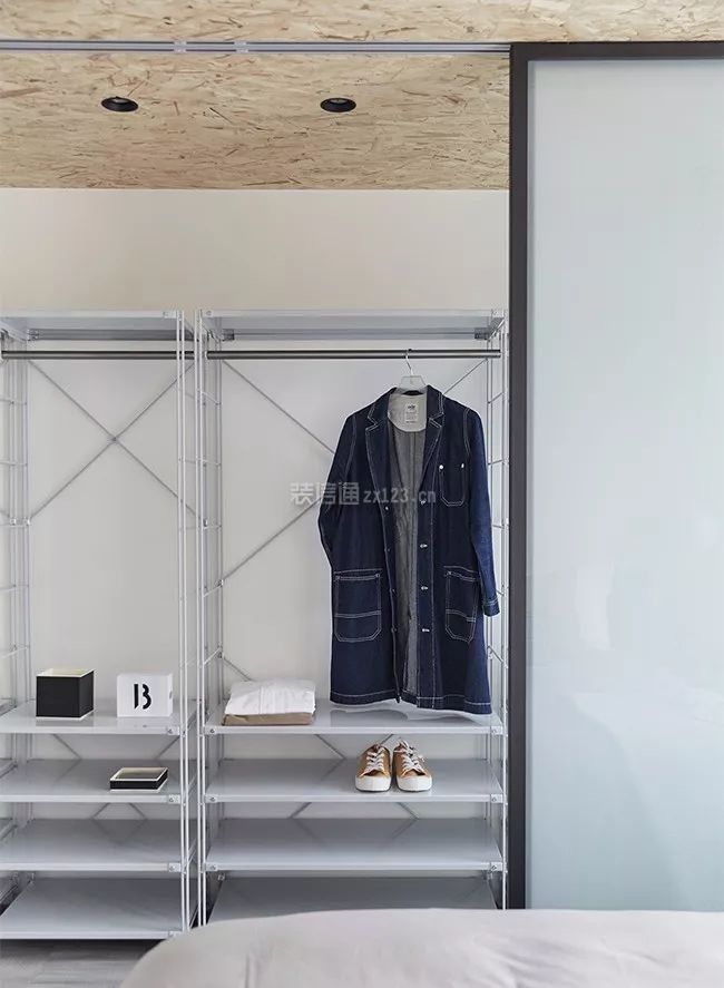北欧风格50平米小户型卧室简易衣柜设计图片