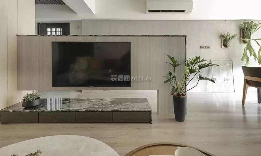 2023北歐風(fēng)格110平婚房客廳電視墻隔斷設(shè)計(jì)圖片