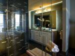 现代风格公寓卫浴间玻璃隔断设计图片