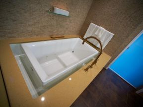 2023家庭卫生间嵌入式浴缸设计图片
