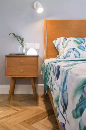 小北欧风格95平二居卧室实木床头柜装修图片