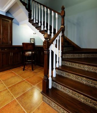 美式风格别墅楼梯间家装设计图片2023