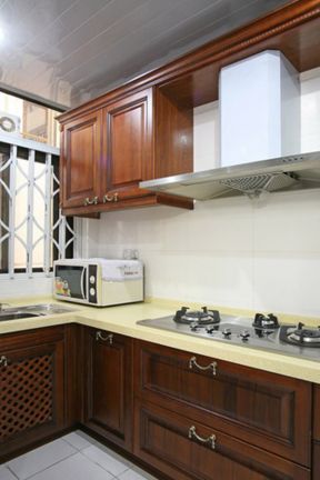 中式风格家庭厨房实木橱柜设计效果图