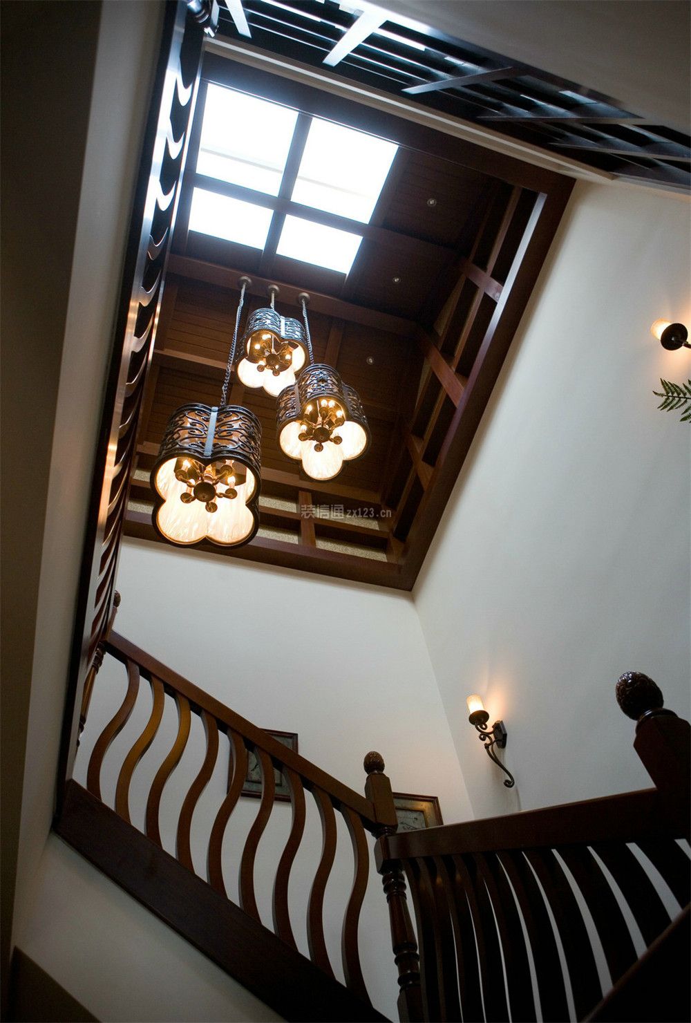 复式别墅楼梯间吊顶灯具设计装修图_装修123效果图