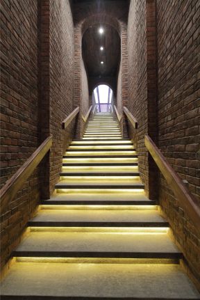 美式風(fēng)格580平米高端紅酒會(huì)所樓梯背景墻設(shè)計(jì)圖片