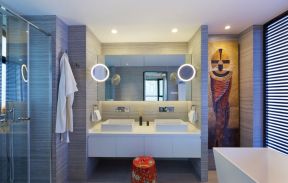 102平方家庭时尚卫生间镜子设计装修图片