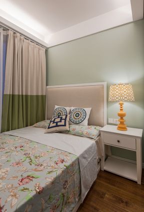 小美式风格89平二居室卧室床头台灯设计图片