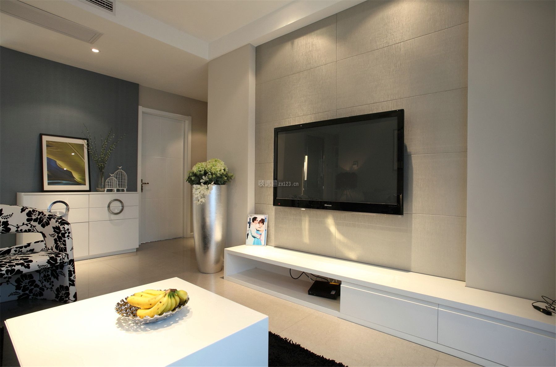 小户型现代风格客厅白色电视柜装修设计图
