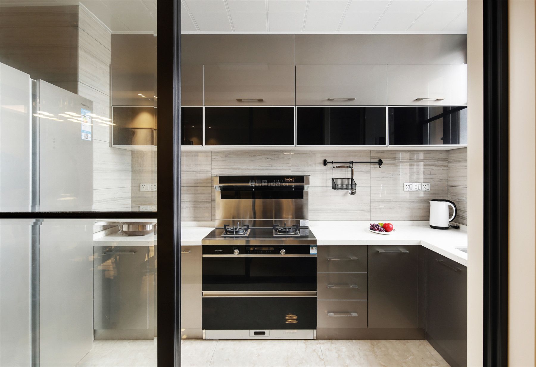 130平方现代风格厨房吊柜装修设计图