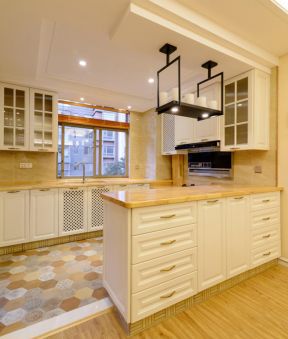 145平米三居室普通家庭厨房设计图片