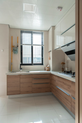 90平日式原木风格家庭厨房橱柜装修设计效果图