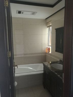 新中式风格家庭浴室浴缸装修效果图片