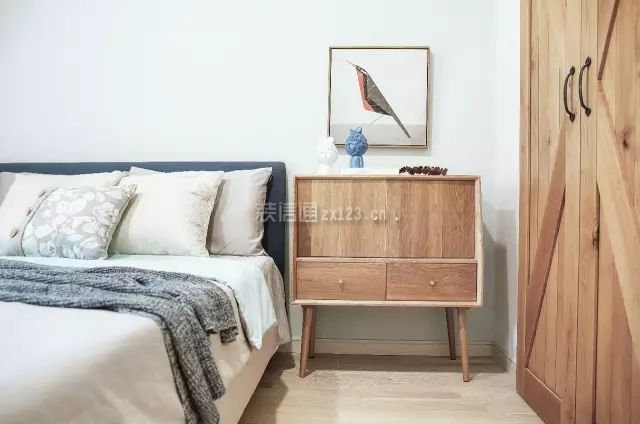 北欧风格家庭卧室床头柜装修效果图 
