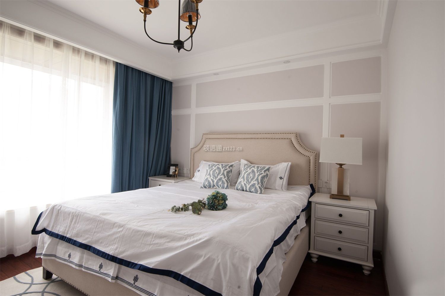欧美混搭风格84平米小户型卧室蓝色窗帘设计图片