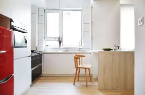 北欧风格家庭厨房浅色木地板装修效果图