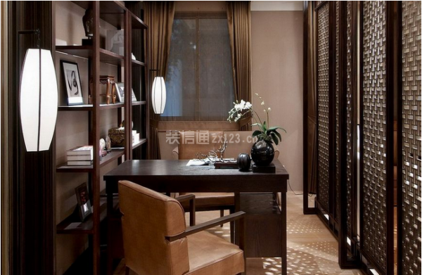 中式风格的书房一定要选上一款中式实木的书桌。
