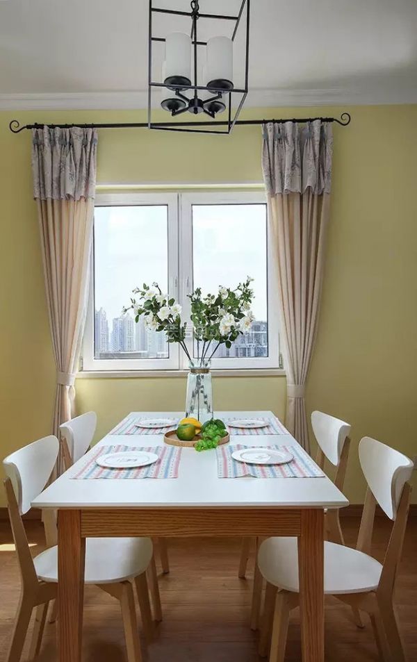 四人桌的餐桌 旁边就是窗户 可以边吃美食 边看风景