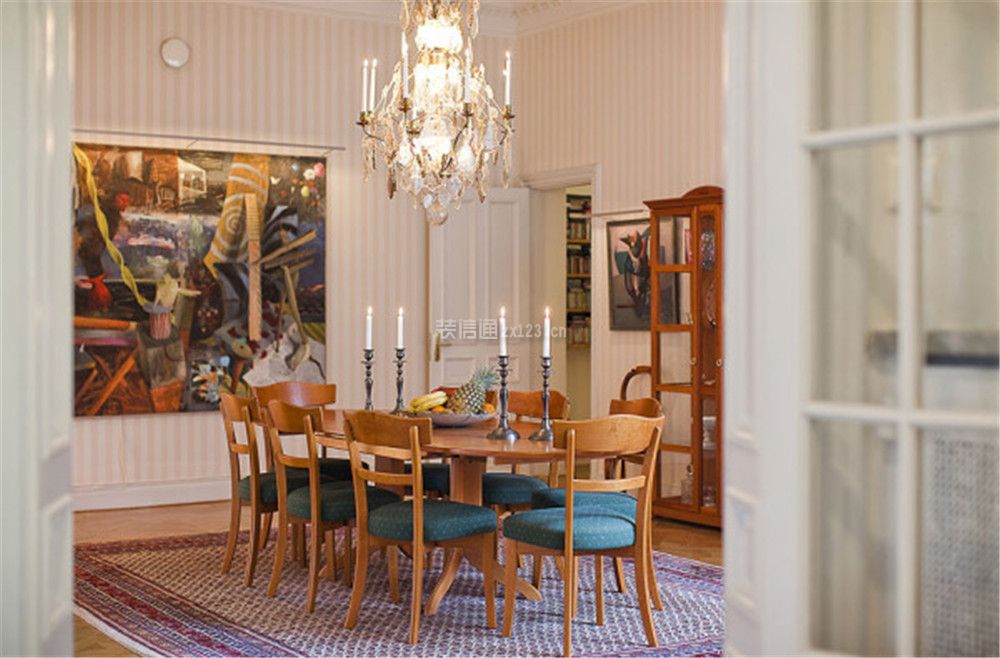 时尚欧式风格家庭餐厅餐桌摆放图片