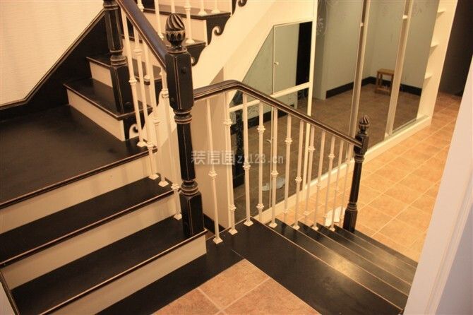 2023现代简约风格别墅室内楼梯设计图片
