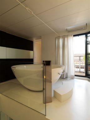 港式风格98平三居室卫浴间浴缸装饰图片