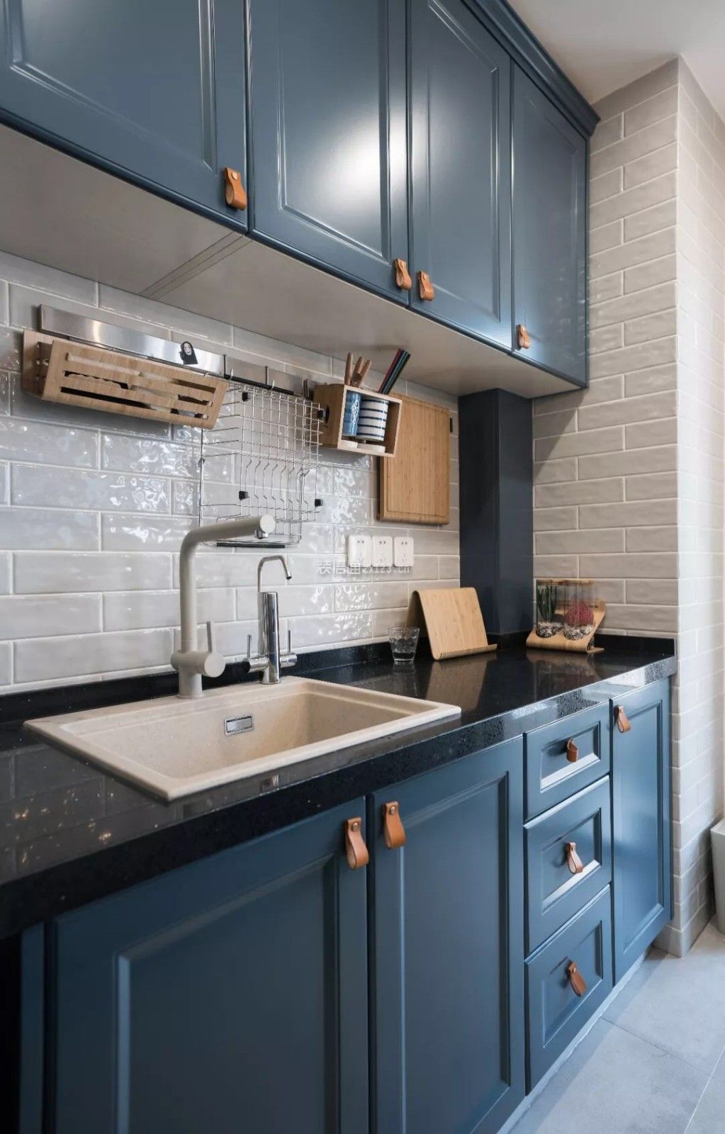 时尚简约风格90平二居室厨房蓝色橱柜布置图片