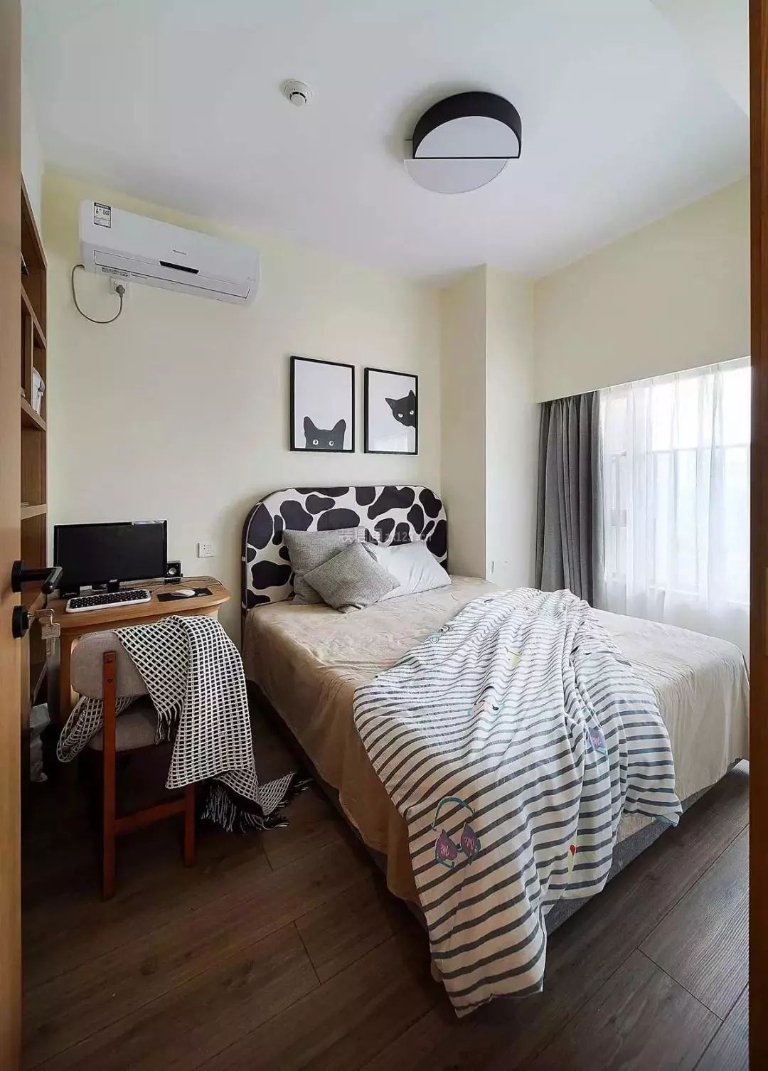 现代简约三居小卧室单人床装修效果图