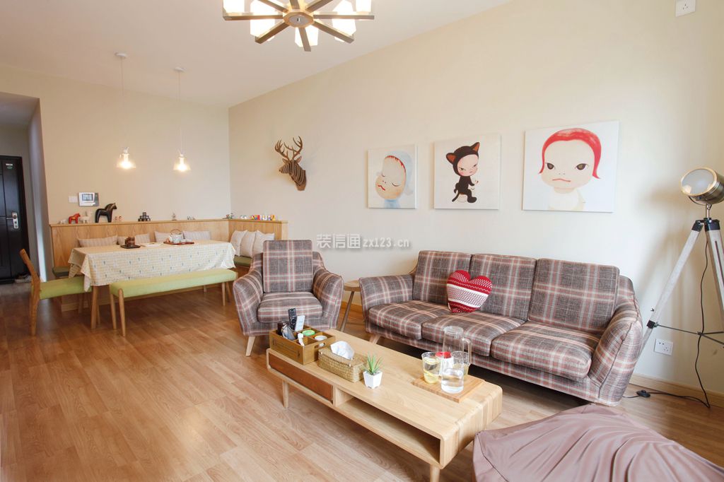 简约日式风格76平米二居客厅实木茶几装修实景图
