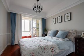 美式风格新房卧室带阳台装修效果图片