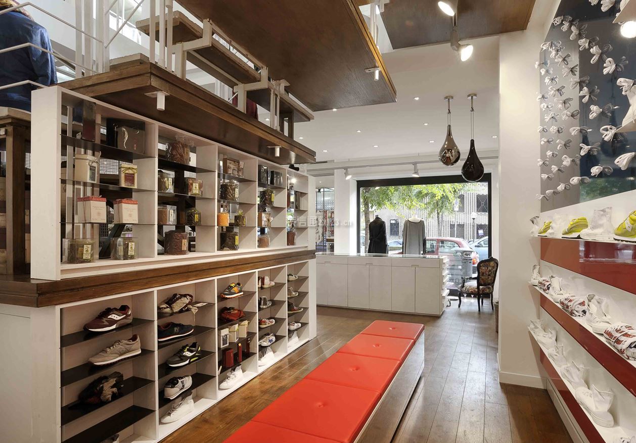 现代风格160平米品牌鞋履店面展示柜设计图片