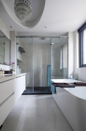 现代风格家庭别墅卫生间浴缸装修图片