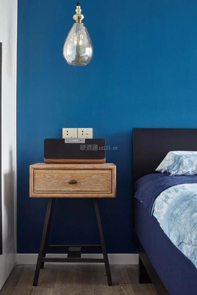 欧式简约风格116平卧室床头柜设计造型图片