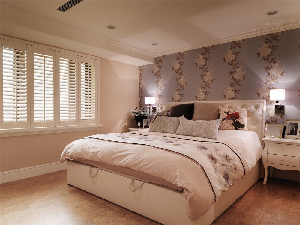 美式复古风格家庭卧室床头壁纸装修效果图