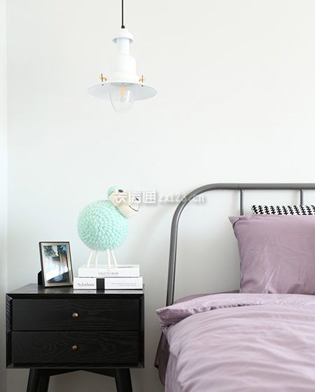 91平米北欧风格二居卧室床头柜设计图片