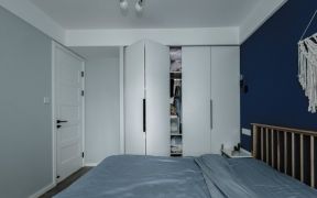 75平米简约北欧二居卧室衣柜折叠门设计图片