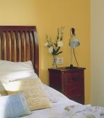 日式风格65平米小户型卧室床头柜布置图片